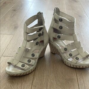 Blondo Cream Wedge Shoes with Textured Sole